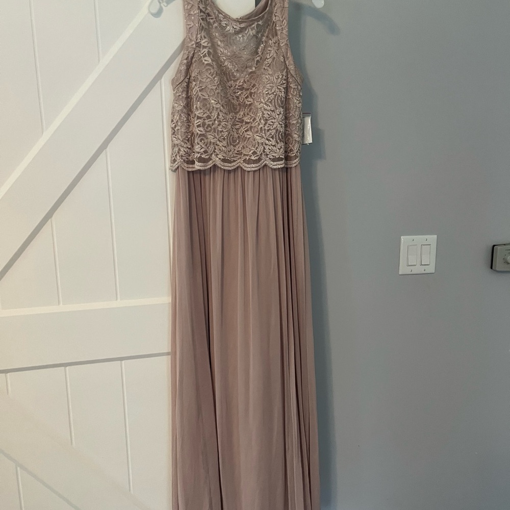 Elegant Lace and Chiffon Gown